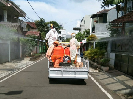 Kelurahan Sumur Batu Semprot Cairan Disinfektan di Pemukiman Warga