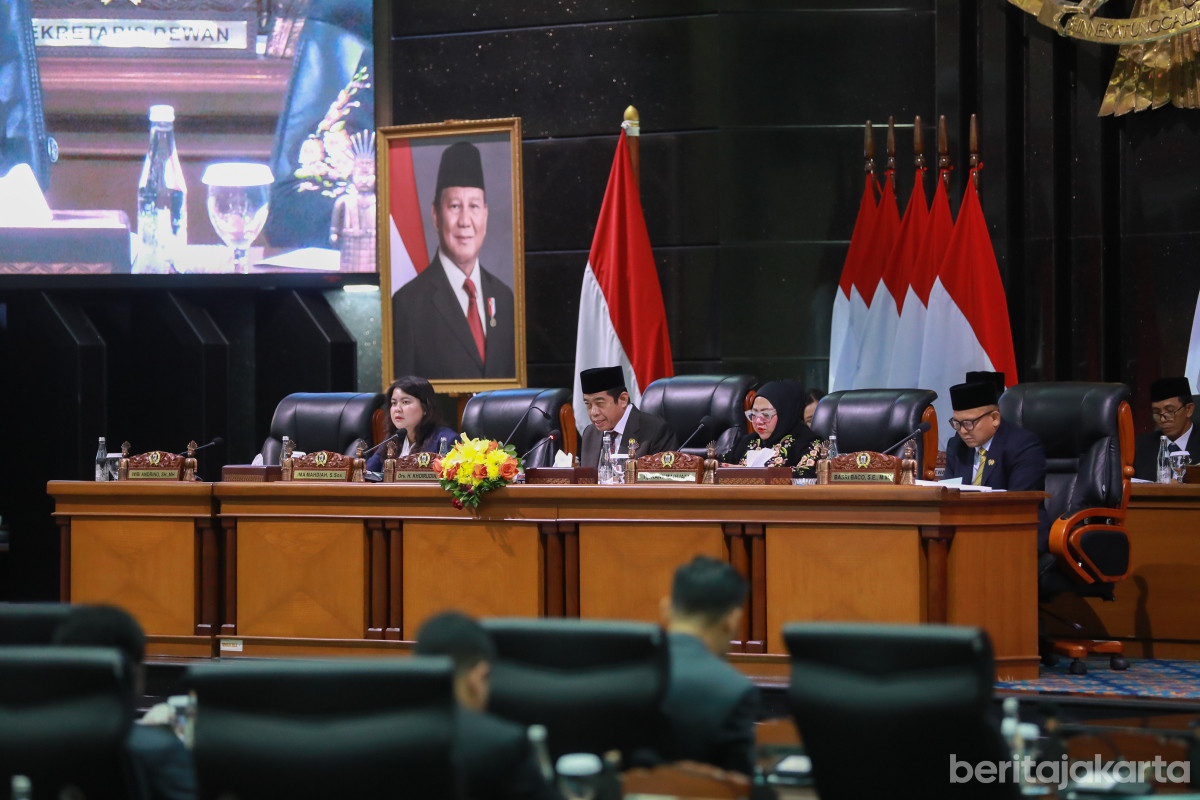 Ketua DPRD DKI Jakarta, Khoirudin memimpin pelaksanaan rapat Paripurna