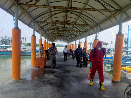 Dermaga Timur Pulau Lancang Dilakukan Penyemprotan Disinfektan