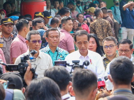 Heru Dampingi Presiden Jokowi Tinjau Pasar Menteng Pulo