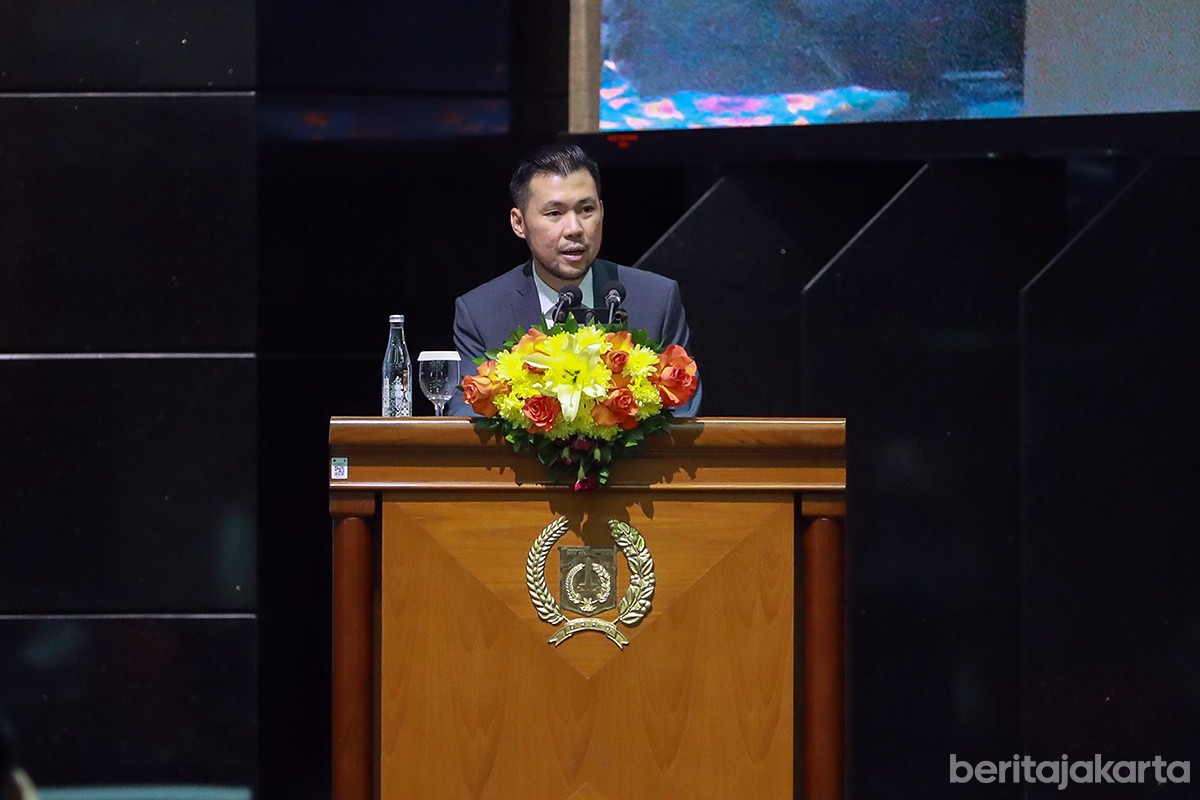  Jupiter menyampaikan rekomendasi akhir hasil pembahasan dalam rapat paripurna DPRD DKI