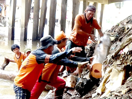 Titik Penumpukan Sampah di Kali Ciliwung Bergeser