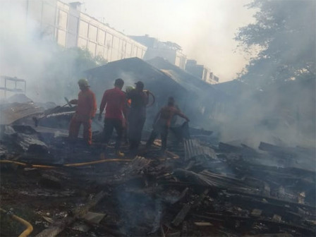  Lima Unit Pemadam Atasi Kebakaran Bedeng di Kapuk Muara