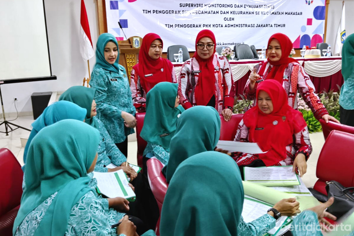 Ketua TP PKK Kota Jakarta Timur meninjau Kegiatan SME di Kecamatan Makasar