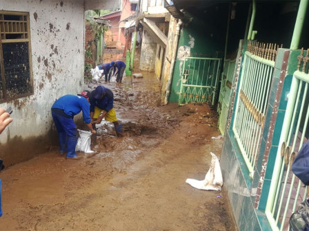 Petugas Gabungan Bersihkan Lumpur Sisa Banjir di Balekambang 