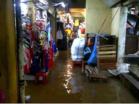 Pasar Cipulir Terendam Air Luapan Kali Pesanggrahan