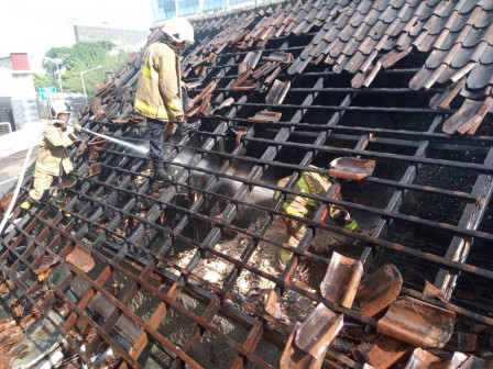 Petugas Sudin Gulkarmat Jakpus Berhasil Padamkan Kebakaran Warung Makan di Salemba 