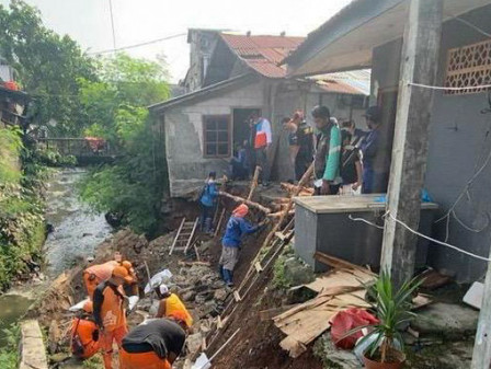  27 Petugas Dikerahkan Tangani Tanah Longsor di Srengseng Sawah 