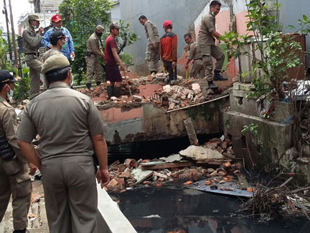  Berada di Atas Saluran Air, MCK di Lautze di Bongkar