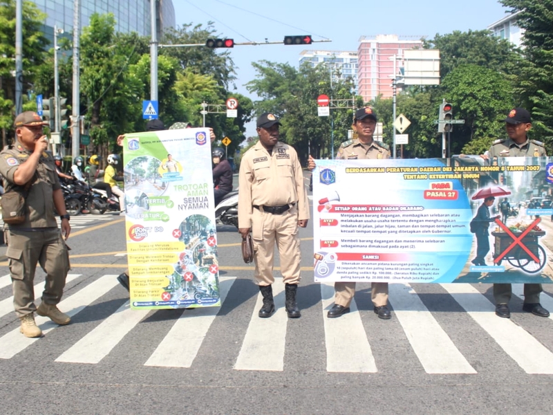 Satpol PP Jaksel Sosialisasikan Tertib Trotoar di Pasar Minggu