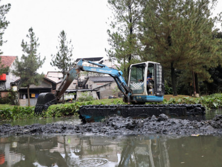 Pengerukan Lumpur di Kolam Retensi Taman Sepat Terus Dioptimalkan