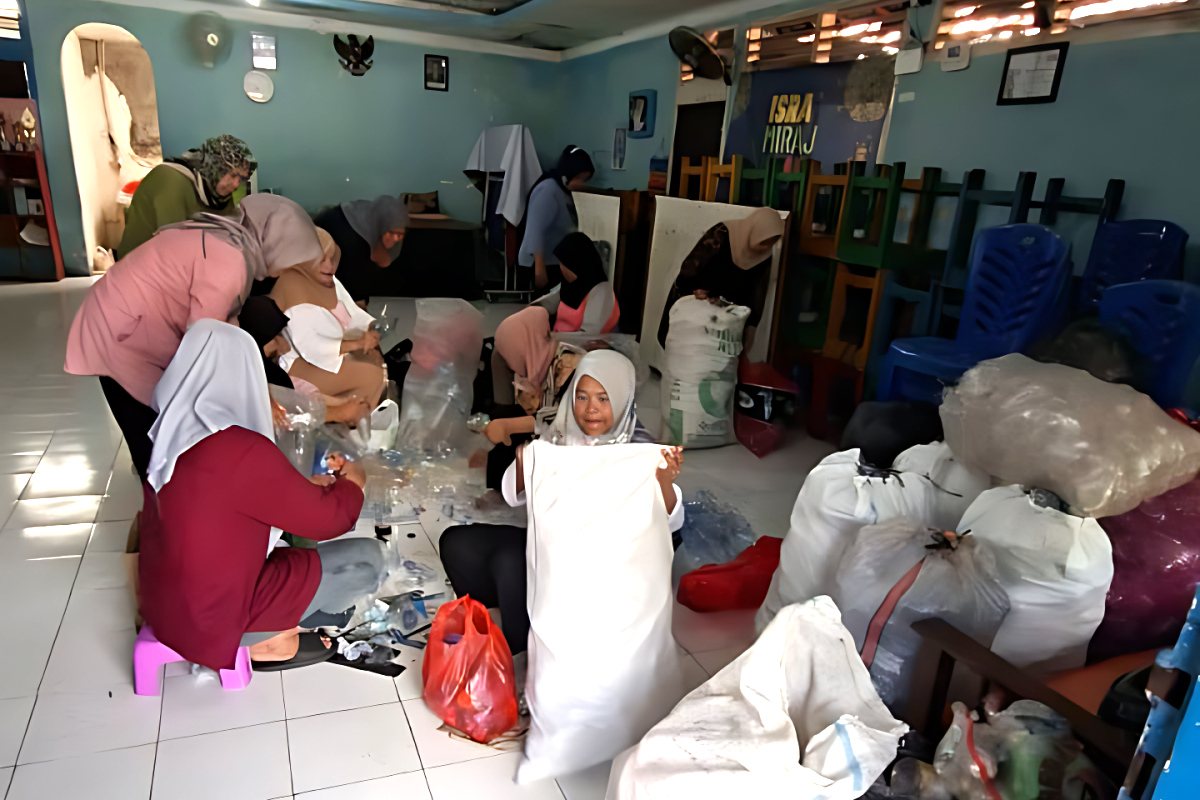 Warga memilah sampah botol plastik di bank sampah Bersih Tertata, Kelurahan Rambutan