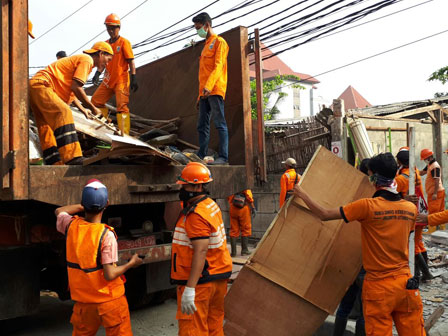  60 PPSU Dikerahkan Bersihkan Puing Penertiban di Pademangan 