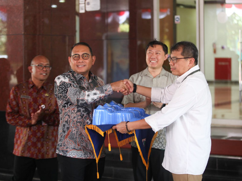 Wali Kota Jakpus Terima Bantuan 100 Toilet Tangki Septik 