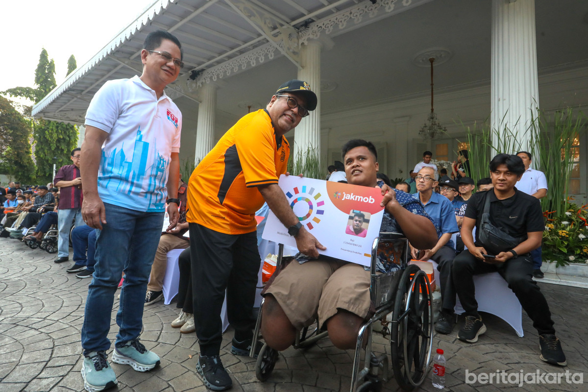 Rano menyerahkan Kartu Layanan Gratis Transum untuk Penyandang Disabilitas