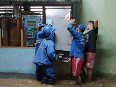 13 Satgas SDA Bantu Evakuasi Korban Banjir Kampung Melayu 