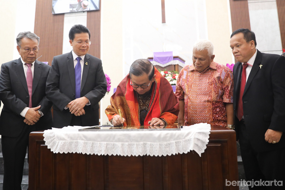 https://multimedia.beritajakarta.id/photo/2014_508c75c8507a2ae5223dfd2faeb98122/Gubernur menandatangani prasasti tanda diresmikannya Gereja HKBP Ressort Pondok Kelapa