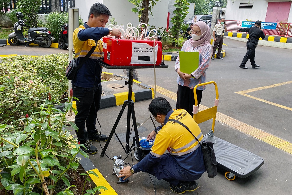 Petugas Hiperkes melakukan pemeriksaan kualitas udara lingkungan kerja