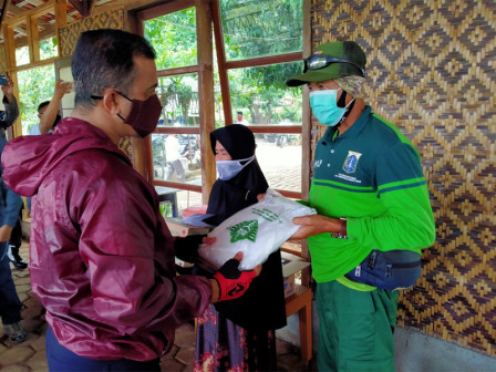 Wali Kota Jaktim Berikan Bantuan APD ke Penggali Kubur TPU Pondok Ranggon