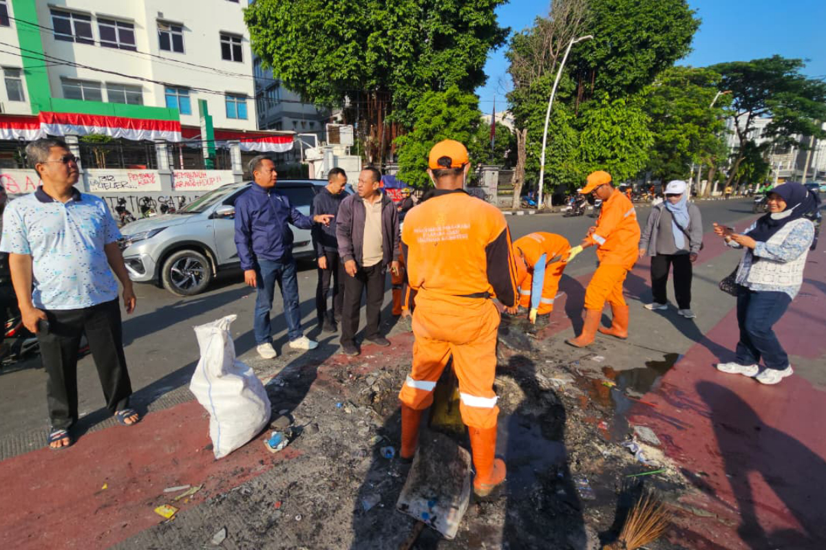 Jajaran Pemkot Jakarta Timur meninjau pembersihan puing sisa aksi demo