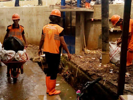 Pembuangan Sampah di Kampung Pulo Terkendala Akses