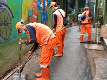 Puluhan Personel Gabungan bersihkan Sampah dan Lumpur Sisa banjir Kampung Melayu 