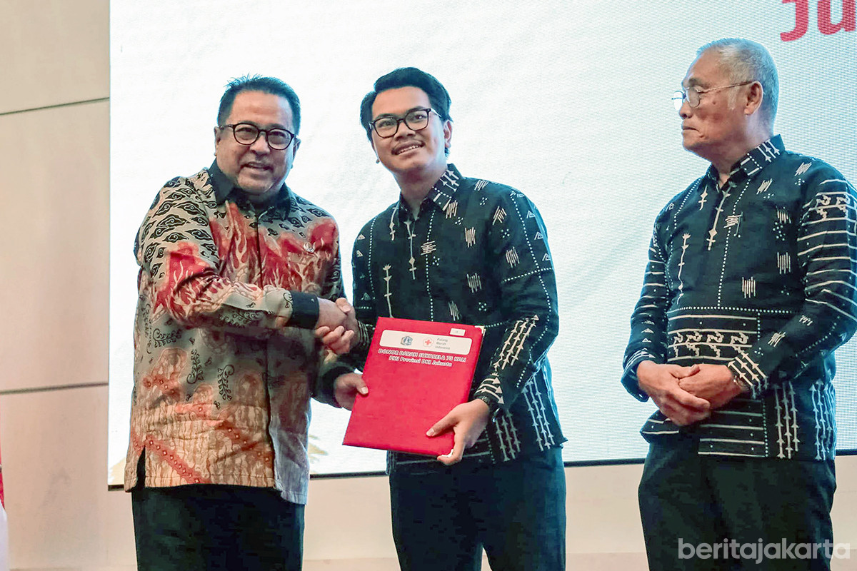 Rano serahkan apresiasi kepada para pendonor yang telah donor sebanyak 75 kali