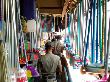  Ratusan Petugas Gabungan Lakukan Pengawasan PSBB di Delapan Pasar Tradisional