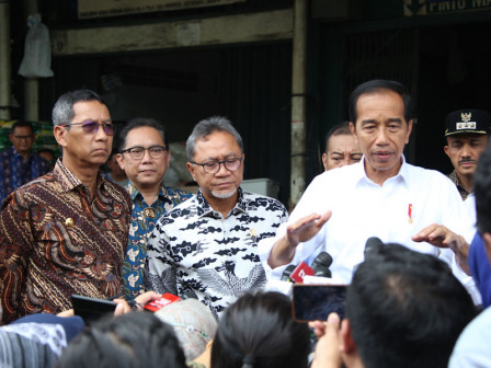 Cek Ketersediaan Beras, Jokowi Tinjau Pasar Induk Beras Cipinang