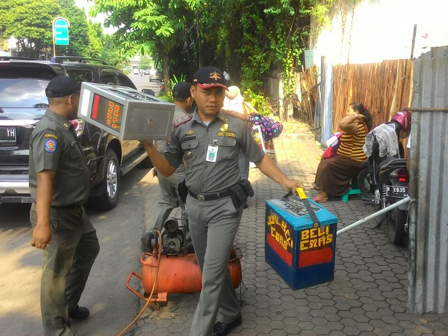 13 Etalase Pedagang Emas di Senen di Tertibkan