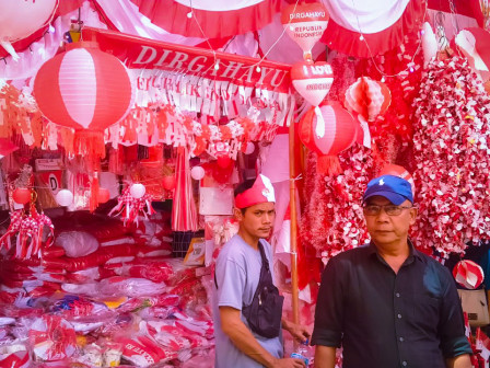 Jelang HUT RI, Pedagang Musiman, Bendera Merah Putih