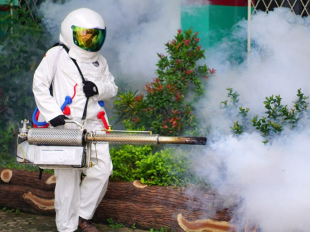 Petugas Fogging di Pekojan Gunakan Baju Ala Astronot 