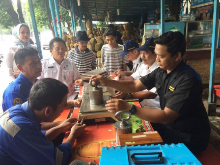  Dinas KUKMP Uji Alat Timbangan Pedagang Duren di Pancoran 