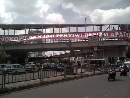 spanduk jokowi di jpo 