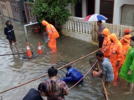  Enam Titik Genangan di Kebon Baru Ditangani Petugas