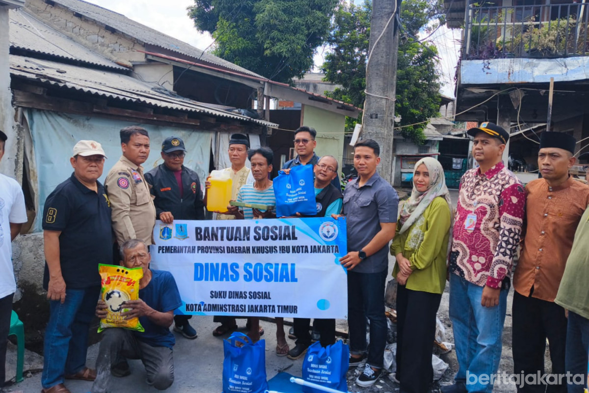 Sudin Sosial dan PMI Jaktim Berikan Bantuan Korban Kebakaran