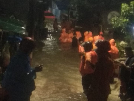 Personil Gabungan Lakukan Penanganan Longsor di Jagakarsa