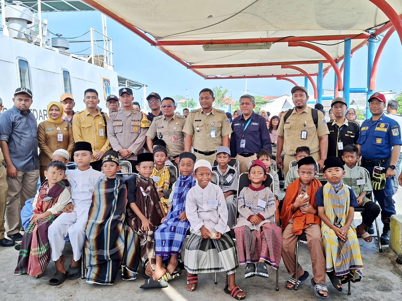 https://multimedia.beritajakarta.id/photo/2014_508c75c8507a2ae5223dfd2faeb98122/28 Anak Antusias Ikuti Sunatan Massal di Pulau Kelapa