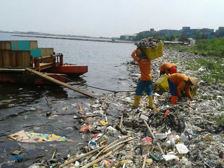 Stop, Buang Sampah Di Bibir Pantai