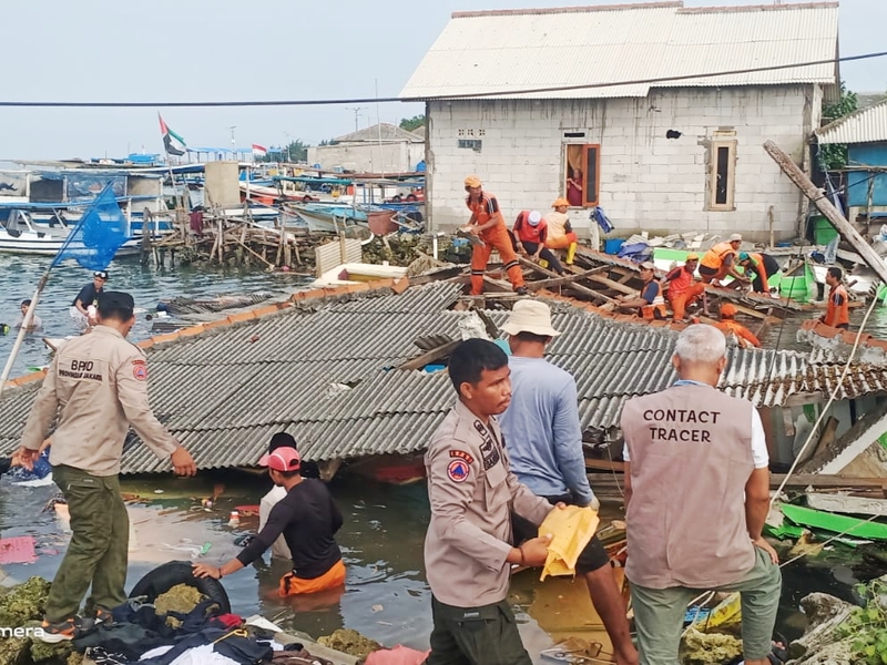 Petugas Gabungan Bantu Evakuasi Musala Roboh di Pulau Panggang