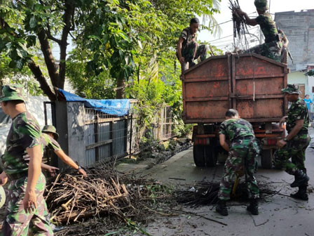 Anggota TNI dan Warga Gelar Kerja Bakti di Titik Pantau Adipura Kemayoran