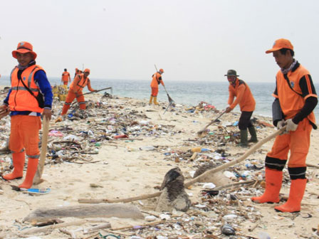 30 Petugas PPSU Bersihkan Sampah di Pulau Bokor 