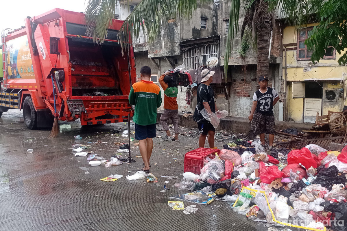 Tumpukan Sampah di TPS Warakas Raya Rutin Dibersihkan 