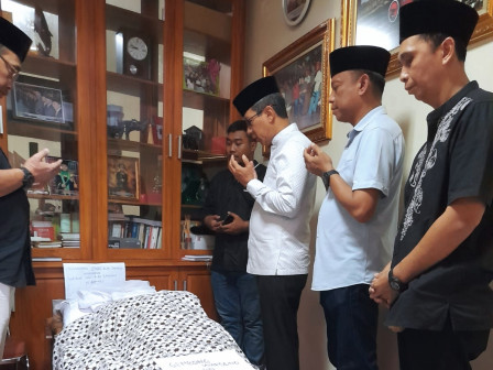 Pj Gubernur Takziah ke Rumah Duka Gembong Warsono