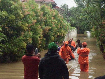 Sudin Gulkarmat Cilandak Dikerahkan Evakuasi Warga Korban Banjir di Kemang Selatan