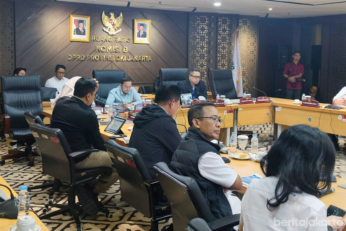 Rapat kerja Komisi B bersama eksekutif di Gedung DPRD DKI Jakarta