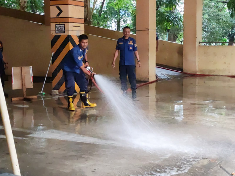 Personel Gabungan Bersihkan Gedung Parkir Kantor Waki Kota Jaktim 