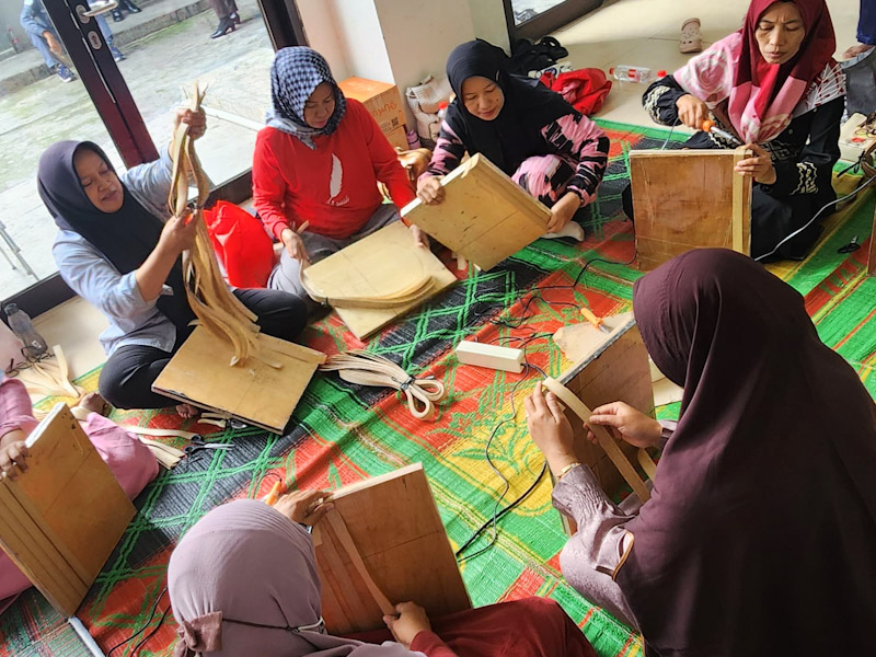  20 Peserta Ikuti Pelatihan Menganyam di Rusun Penggilingan 