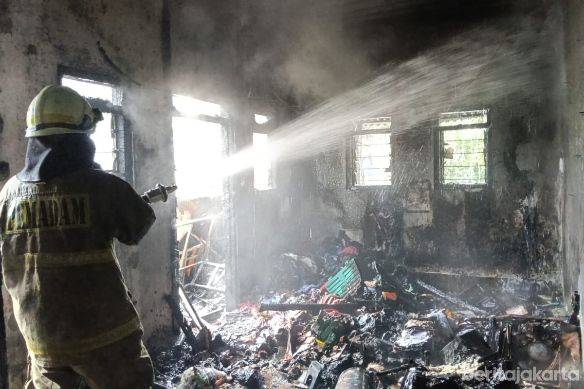 Personel Gulkarmat Atasi Kebakaran Kontrakan di Tanjung Duren Utara 