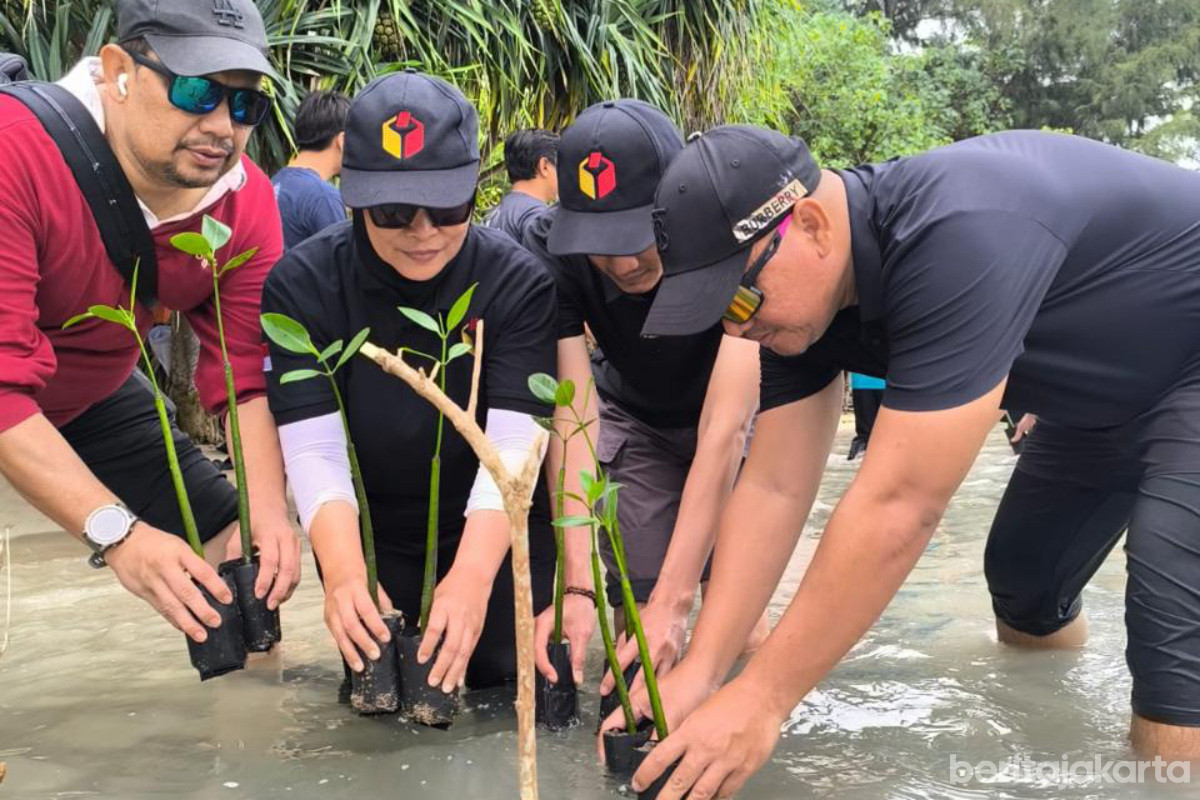 peduli lingkungan dengan menanam mangrove dan pohon produktif di Pulau Karya 